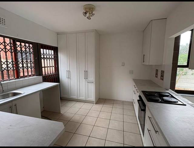 3 BEDROOM PROPERTY TO RENT IN FISH HOEK
